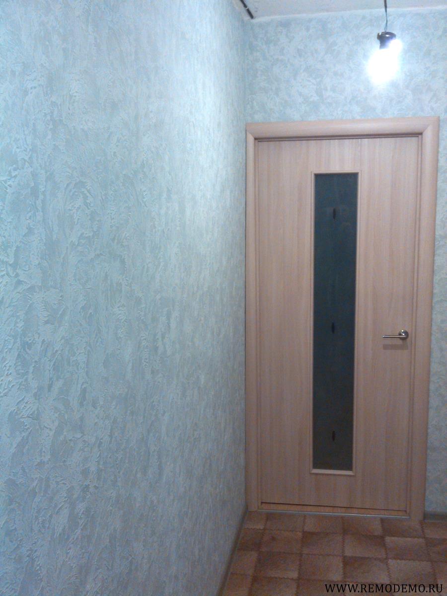 Синяя декоративная штукатурка в прихожей